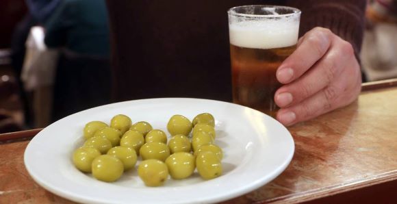 aceitunas-madrid-en-plato-cerveza